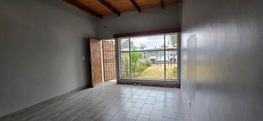To Let 2 Bedroom Property for Rent in Songloed North West